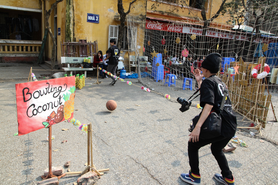 Song song với đó là những trò chơi độc đáo thử thách những bạn kiên trì, khéo léo. (Ảnh: Minh Sơn/Vietnam+)