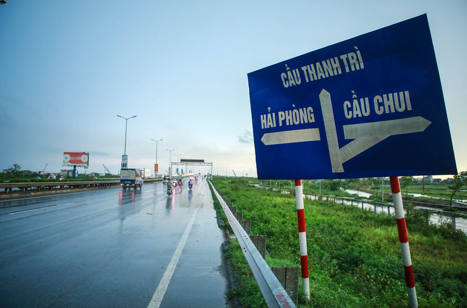 Tấm biển chỉ đường trên cầu Thanh Trì bị bẻ cong lại. (Ảnh: Minh Sơn/Vietnam+)