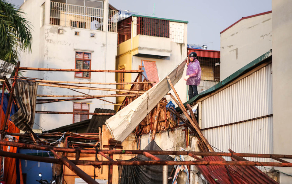 Căn nhà bị gió giật bay nóc nhưng rất may mắn không có ai bị thương. (Ảnh: Minh Sơn/Vietnam+)