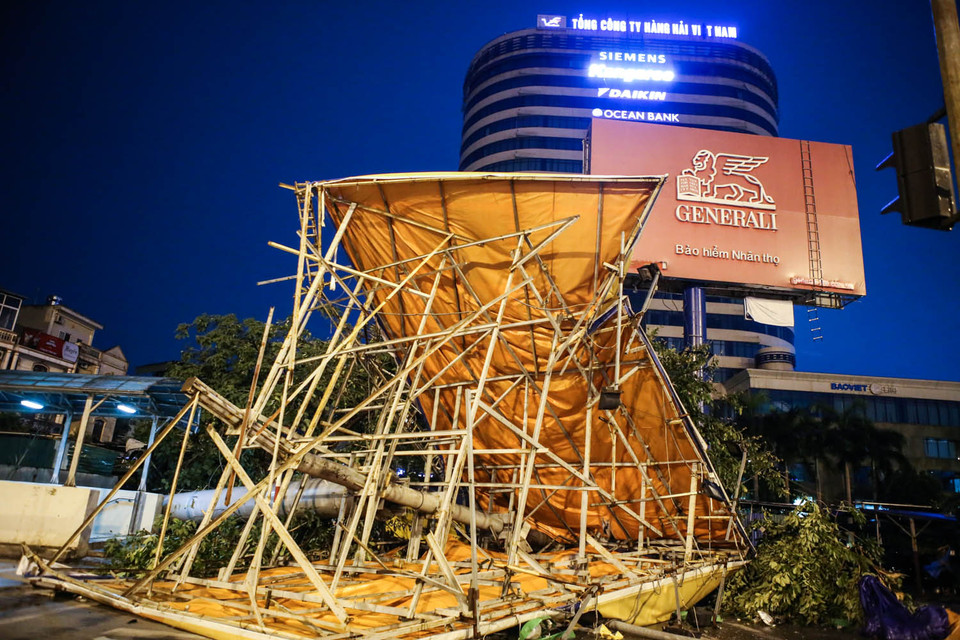 Biển quảng cáo lớn trên ngã tư Lê Duẩn – Giải Phóng bị đánh sập hoàn toàn. (Ảnh: Minh Sơn/Vietnam+)