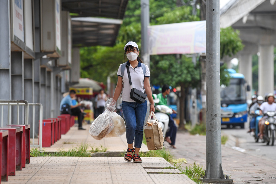 Khu vực bến xe trường đại học Công nghiệp không ghi nhận tình trạng đông đúc như thường lệ. (Ảnh: Minh Sơn/Vietnam+)