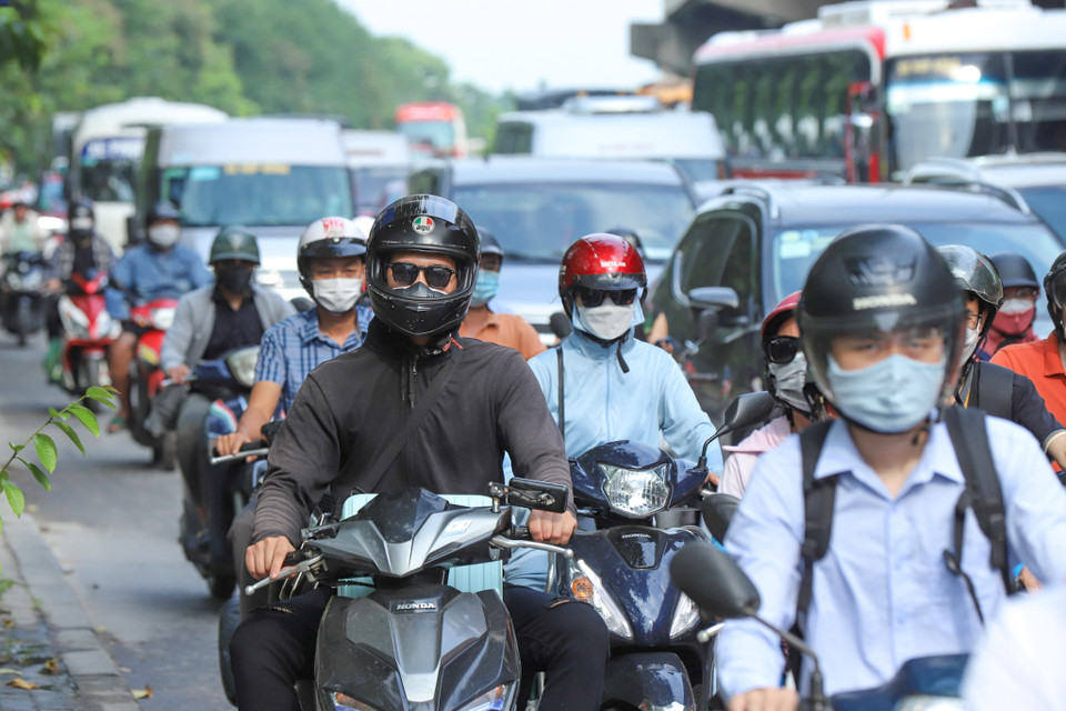 Sau những ngày nghỉ lễ Quốc khánh 2/9, người dân ở các tỉnh lại hối hả trở lại Thủ đô, chuẩn bị cho ngày làm việc 5/9. (Ảnh: Hoài Nam/Vietnam+)