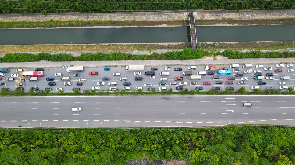 Từ đầu giờ chiều tại tuyến đường cao tốc Pháp Vân - Cầu Giẽ, lượng phương tiện đổ về Thủ đô tăng cao. (Ảnh: PV/Vietnam+)