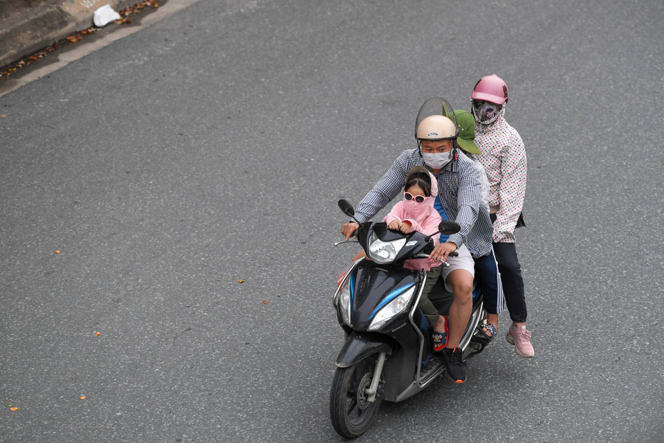 Trong khi nhiều người đi xe khách để trở lại thành phố thì cũng có rất nhiều người lựa chọn xe máy để tránh cảnh chen chúc ở bến xe. (Ảnh: Minh Sơn/Vietnam+)