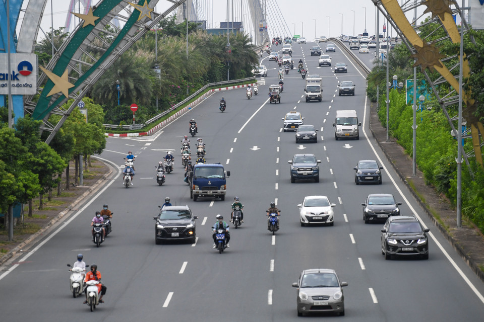Tại khu vực cầu Nhật Tân thời điểm 16 giờ chiều, giao thông diễn ra bình thường, không ghi nhận ùn tắc. (Ảnh: Minh Sơn/Vietnam+)