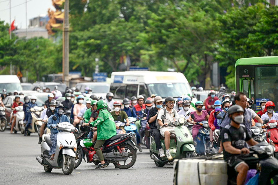 Việc này cũng giúp người dân rút ngắn thời gian di chuyển, tránh lâm vào cảnh chen lấn, tắc đường. (Ảnh: Minh Sơn/Vietnam+)