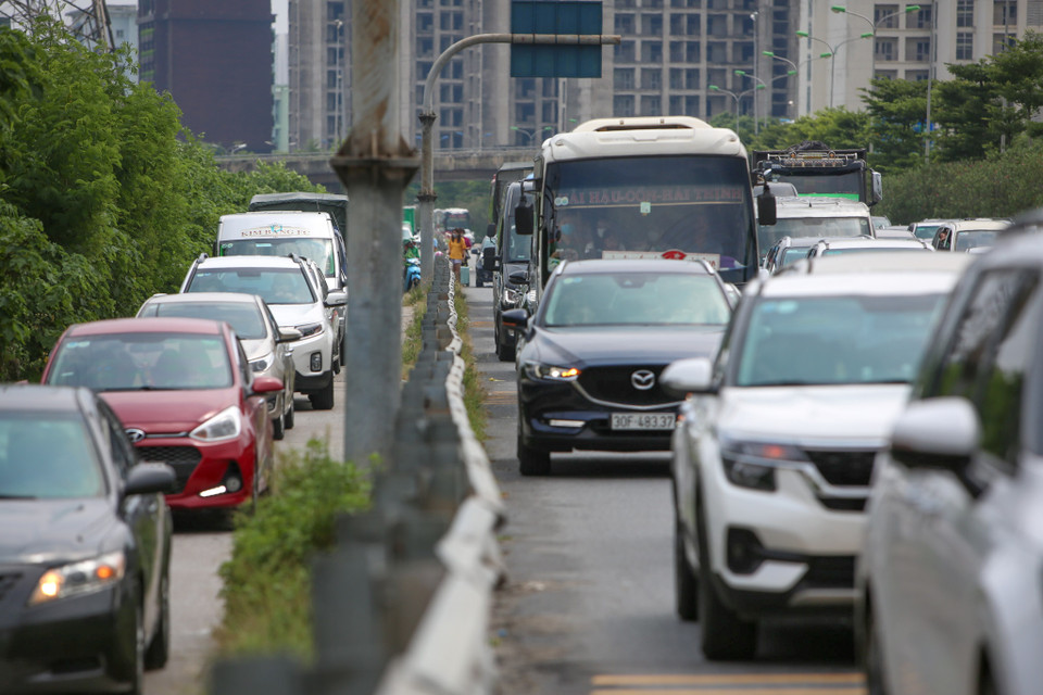 Thời điểm 15 giờ chiều tại cửa ra cao tốc Pháp Vân - Cầu Giẽ ghi nhận lượng lớn phương tiện. Nhiều ôtô di chuyển vào đường gom để tránh ùn tắc. (Ảnh: Hoài Nam/Vietnam+)