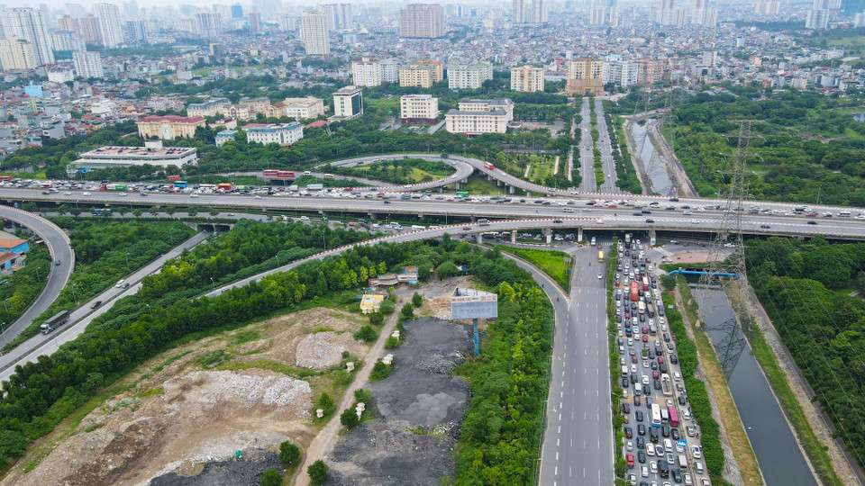 Chiều 4/9, ngày cuối của kỳ nghỉ Lễ Quốc khánh, mật độ người và phương tiện từ các địa phương trở lại Hà Nội tại các tuyến đường cửa ngõ tăng nhanh. (Ảnh: PV/Vietnam+)