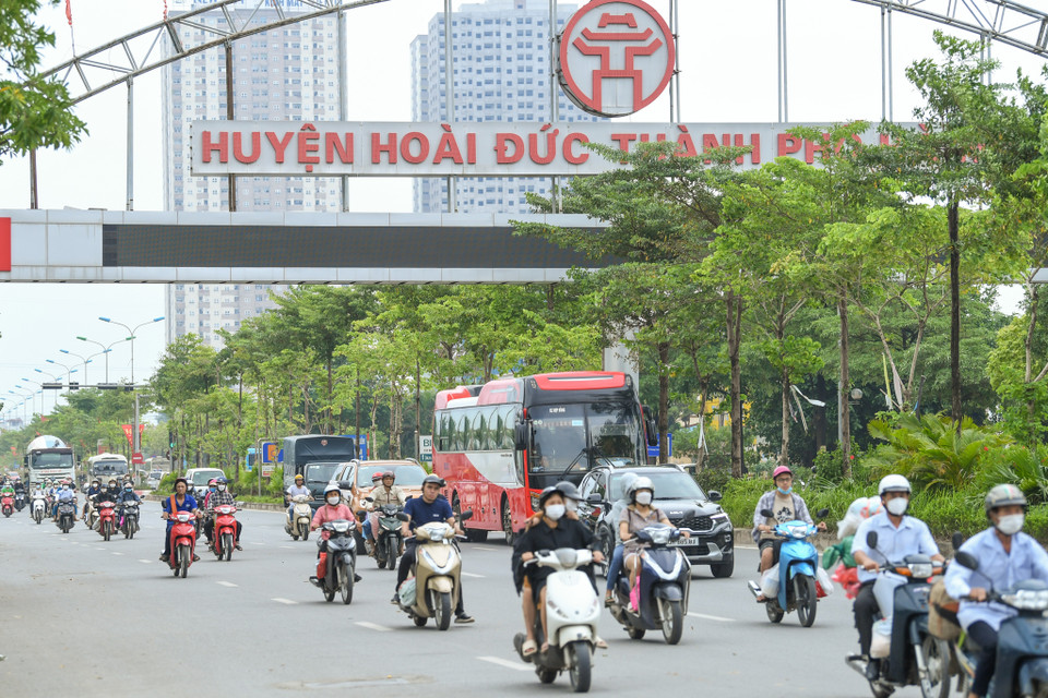 Tại cửa ngõ phía Tây Hà Nội thời điểm 15 giờ chiều bắt đầu ghi nhận lượng lớn phương tiện đổ về trung tâm thành phố. (Ảnh: Minh Sơn/Vietnam+)