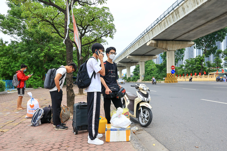 Phan Thanh Tùng, sinh viên trường Học viện Tài Chính đang chờ xe chở về phòng trọ. Tùng cho biết, bạn vừa từ Nghệ An ra sớm để tránh tình trạng tắc đường. (Ảnh: Minh Sơn/Vietnam+)