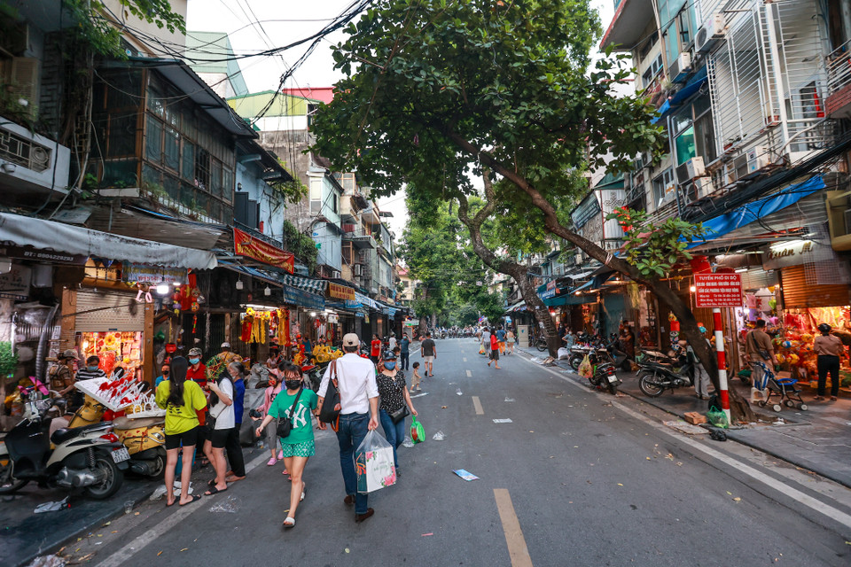 Tuy nhiên, tại 'thủ phủ' mua sắm đồ chơi Trung Thu, nhiều người vẫn đến đây bất chấp các quy định của thành phố, tiềm ẩn nhiều nguy cơ lây nhiễm COVID-19. (Ảnh: Minh Sơn/Vietnam+)