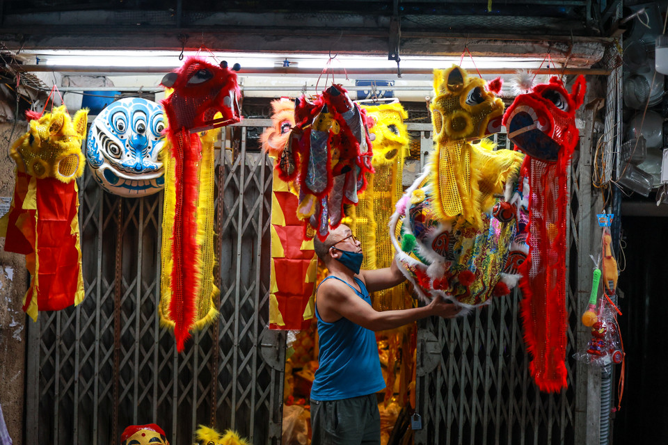 Nhiều chủ cửa hàng kinh doanh cho biết chưa bao giờ phố Hàng Mã những ngày cận Tết Trung Thu lại buồn bã, ảm đạm đến vậy. Tất cả các cửa hàng đều phải đóng cửa, buôn bán rất khó khăn. (Ảnh: Minh Sơn/Vietnam+)