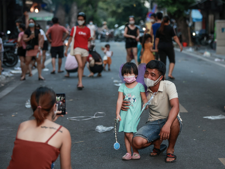 Nhiều gia đình cũng tranh thủ mang con em mình đến đây để đón Tết Trung Thu trong một thời điểm đặc biệt. (Ảnh: Minh Sơn/Vietnam+)