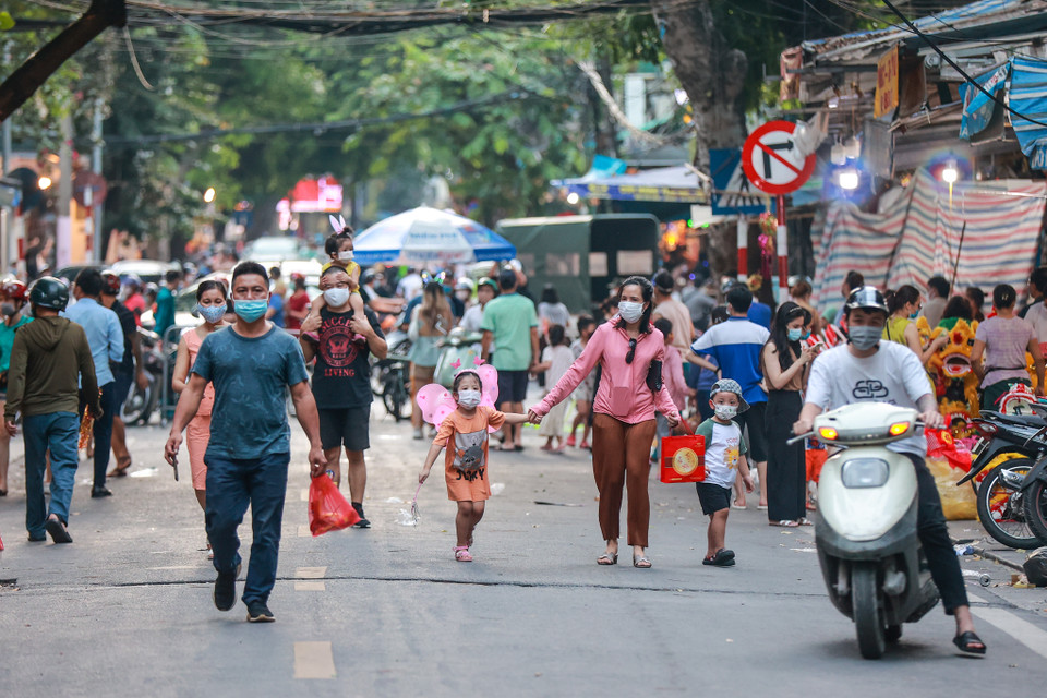Theo ghi nhận từ 17 giờ 30 chiều, trên các tuyến phố như Hàng Lược, Hàng Đào, Hàng Mã... dòng người đi lại tấp tập. (Ảnh: Minh Sơn/Vietnam+)