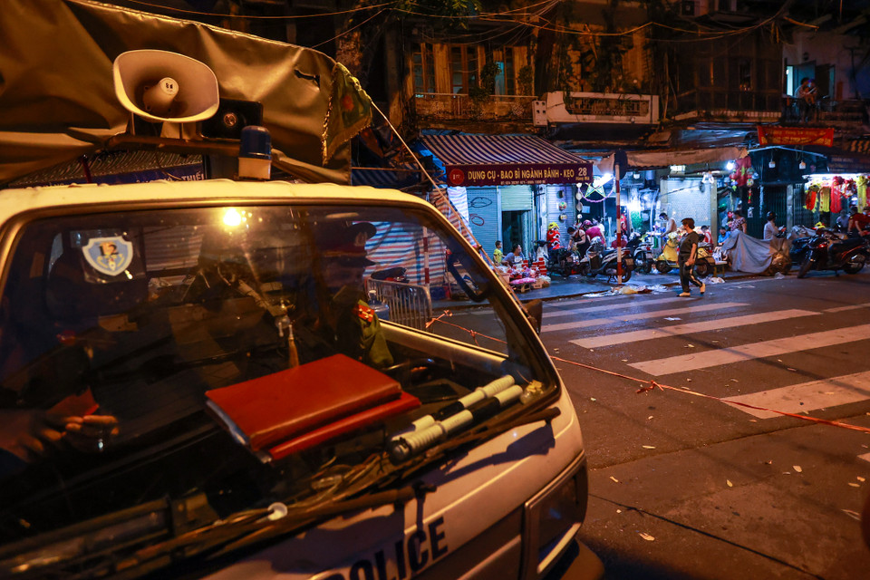 Lực lượng chức năng đã lập 2 chốt nhằm kiểm soát người tới mua các mặt hàng trung thu trên phố Hàng Mã để đảm bảo công tác phòng chống dịch COVID-19. (Ảnh: Minh Sơn/Vietnam+)