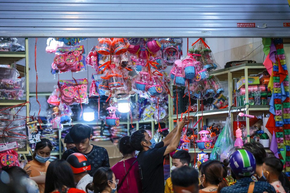 Theo nhiều chủ cửa hàng, chưa năm nào ghi nhận tình trạng ế khách như năm nay. (Ảnh: Minh Sơn/Vietnam+)