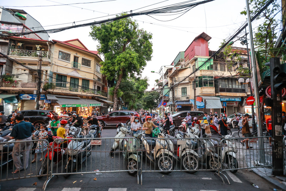 Chiều 21/9, tại tuyến phố Hàng Mã (phường Hàng Mã, quận Hoàn Kiếm, Hà Nội), rất đông người dân Thủ đô đã kéo về đây để dạo chơi, mua đồ nhân dịp Tết Trung Thu. (Ảnh: Minh Sơn/Vietnam+)