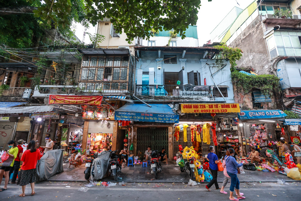 Ngay từ chiều, người dân đã đổ xô ra đường để vui chơi, mua sắm. (Ảnh: Minh Sơn/Vietnam+(Ảnh: Minh Sơn/Vietnam+)