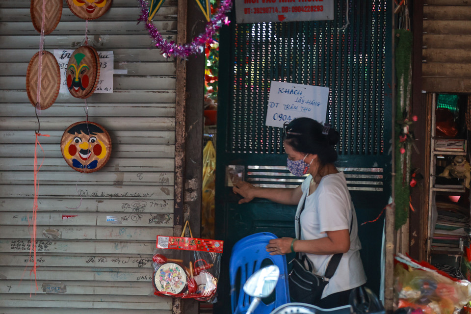 Vài tiểu thương vẫn cố bán đồ cho khách một cách khéo léo nhằm qua mặt các lực lượng chức năng. (Ảnh: Minh Sơn/Vietnam+)