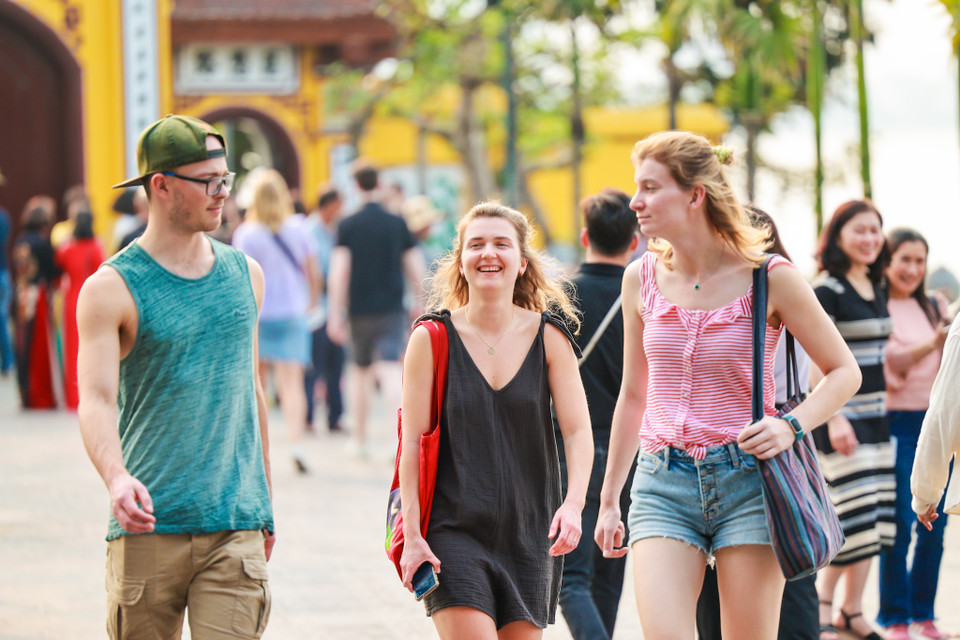 Tại các địa điểm tham quan nổi tiếng của Thủ đô, các du khách có thể tham quan cùng với sự thân thiện của người dân địa phương. (Ảnh: Minh Sơn/Vietnam+)