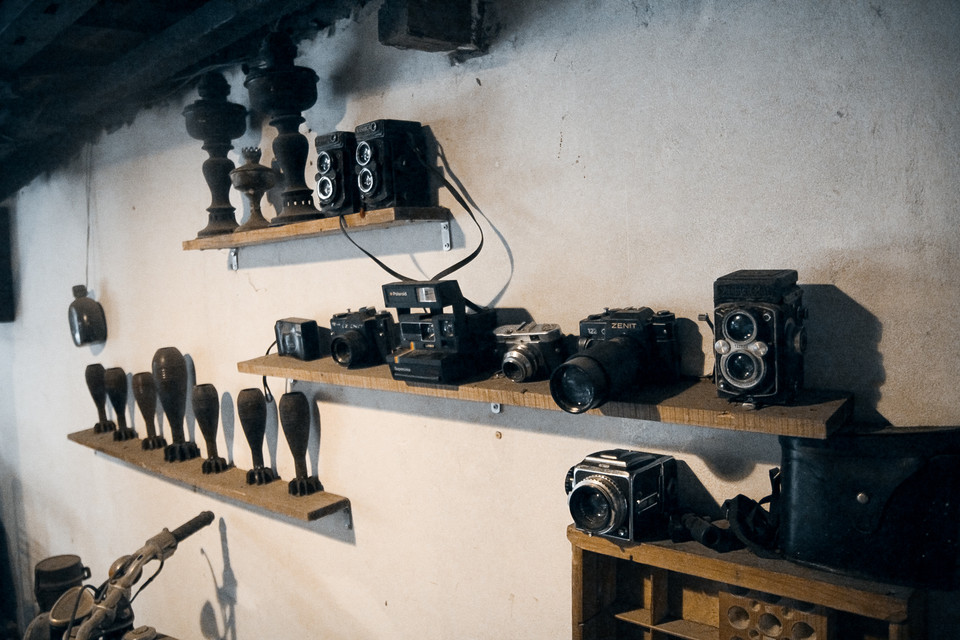 Những bộ sưu tập kỳ công của chủ quán. (Ảnh: Minh Sơn/Vietnam+)