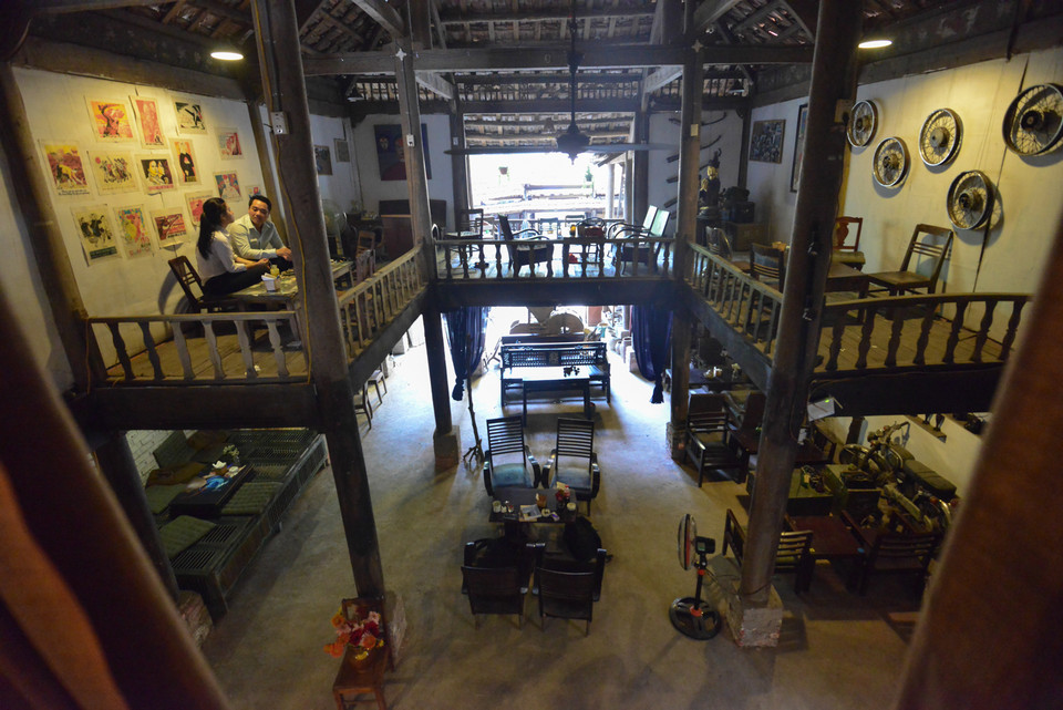 Điểm độc đáo của quán là ngôi nhà sàn 2 tầng rộng rãi, thoáng mát. Khách hàng đến đây như được sống trong không gian của một dân tộc bản cao pha lẫn hơi hướm của thời kỳ bao cấp. (Ảnh: Minh Sơn/Vietnam+)