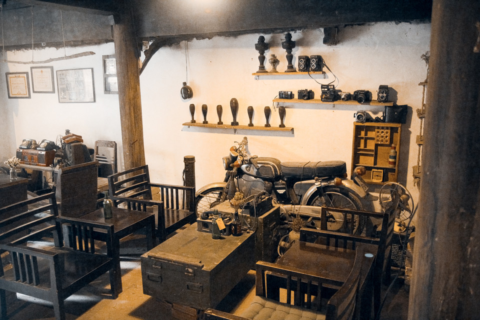 Mỗi góc của quán được chủ nhân khéo léo bài trí theo một chủ đề khác nhau. (Ảnh: Minh Sơn/Vietnam+)