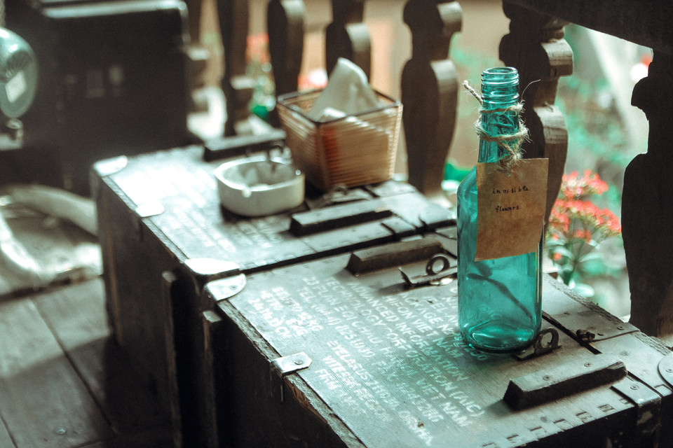 Anh Lu, chủ nhân của quán cafe chia sẻ: ‘Mình muốn biến nơi đây thành một không gian nghệ thuật cho các bạn trẻ đến thưởng thức vừa lấy chỗ cho những người yêu nghệ thuật giao lưu’. (Ảnh: Minh Sơn/Vietnam+)