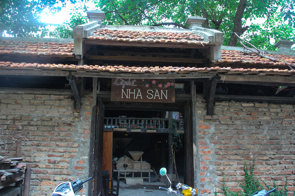 Nằm khuất trong một con ngõ trên đường Bưởi, quán cafe Nhà Sàn gần như tách bạch với sự ồn ào, vội vã vốn đã quen thuộc của Thủ đô. (Ảnh: Minh Sơn/Vietnam+)