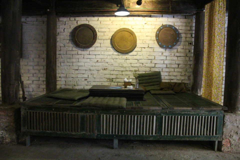 Ánh sáng nơi đây dịu nhẹ, đồ đạc và trang trí phủ lên ngôi nhà một màu trầm mặc, u uất. Có thể do chủ quán có dụng ý như vậy. (Ảnh: Minh Sơn/Vietnam+)