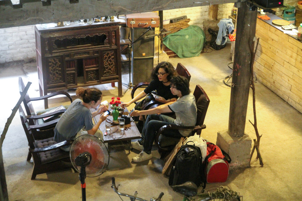 Cafe Nhà Sàn tiền thân là Nhà Sàn Studio, thành lập năm 1997, nơi được xem là không gian nghệ thuật đương đại đầu tiên của Việt Nam. (Ảnh: Minh Sơn/Vietnam+)