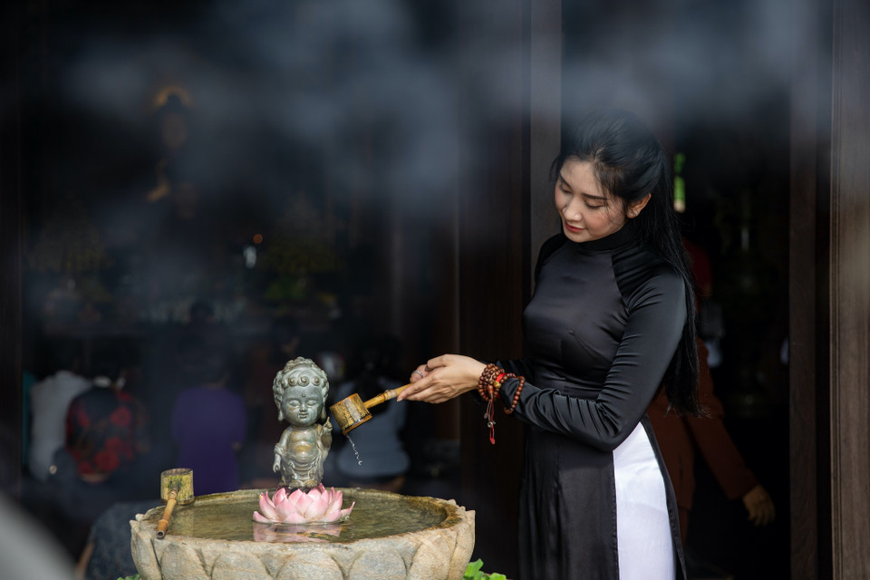 Du khách có thể trải nghiệm nhiều hoạt động trong không gian yên tĩnh của chùa như thưởng thức trà hay tắm Phật. (Ảnh: Minh Sơn/Vietnam+)