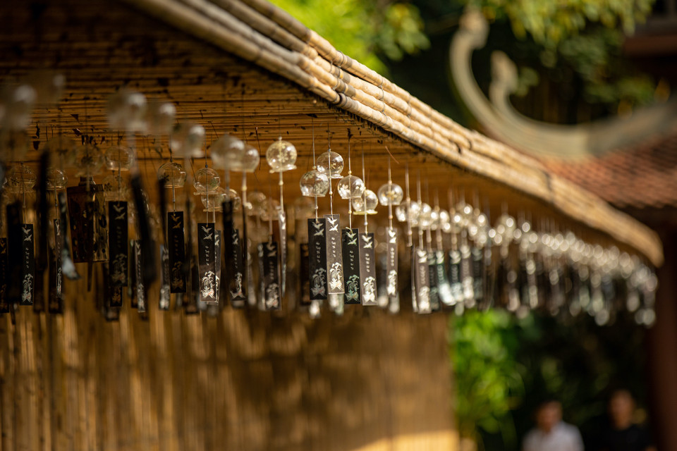 Những chiếc chuông gió độc đáo mà không ngôi chùa nào ở Việt Nam có được. (Ảnh: Minh Sơn/Vietnam+)