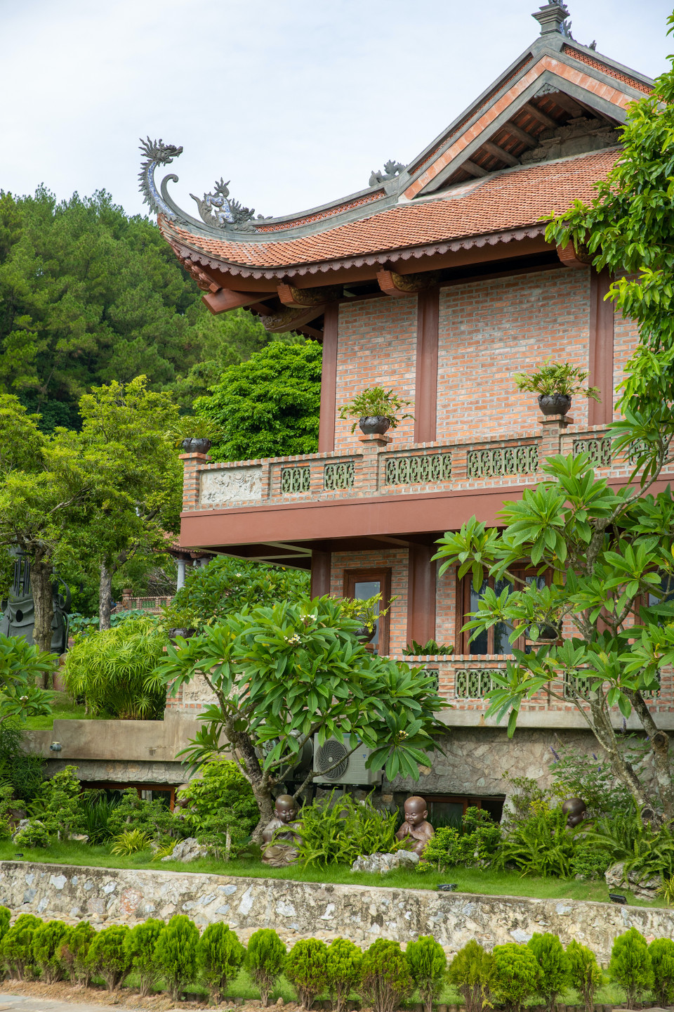 Để khám phá hết cạn đẹp tại chùa Địa Tạng Phi Lai Tự, du khách sẽ phải dành nguyên 1 ngày. (Ảnh: Minh Sơn/Vietnam+)