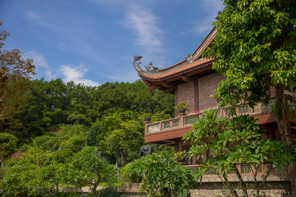 Kiến trúc chùa mang đậm nét Phật giáo, nhiều tiểu tiết hoa văn màu nâu trầm tạo nên một vẻ đẹp nhẹ nhàng hơi trầm mặc. (Ảnh: Minh Sơn/Vietnam+)