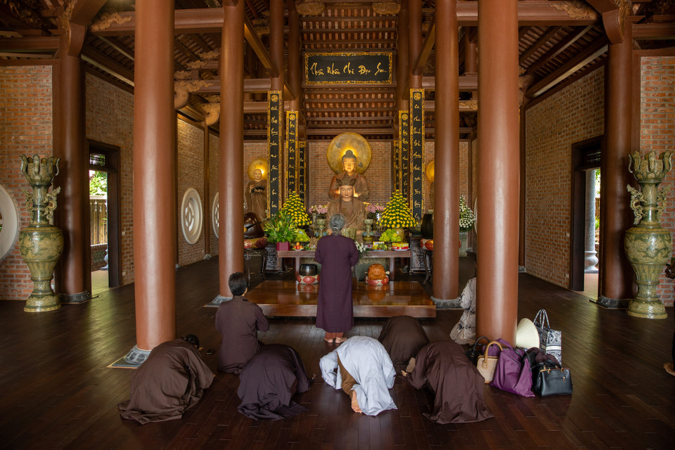 Giống như bố cục của các ngôi chùa truyền thống, lớn nhất là tòa Tam Bảo. Tượng Đức Địa Tạng hiện lên sự hiền nhưng toát lên vẻ uy nghiêm, đặt trong tổng thể kiến trúc hài hòa lấy màu nâu, vàng, trắng làm chủ đạo. (Ảnh: Minh Sơn/Vietnam+)