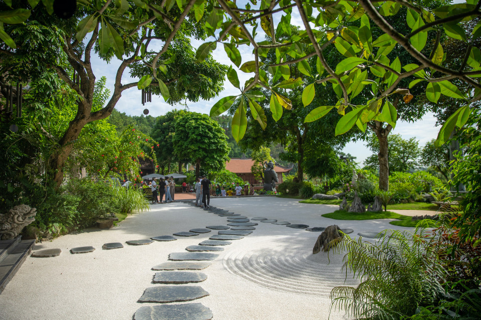 Ngay tại khu vực sân dẫn, du khách có thể dễ dàng nhìn thấy nền trải sỏi trắng thay vì lát gạch đỏ và hình ảnh 12 vòng tròn trước khu Tổ đường vẽ trên nền sỏi biểu trưng cho 12 nhân duyên. (Ảnh: Minh Sơn/Vietnam+)