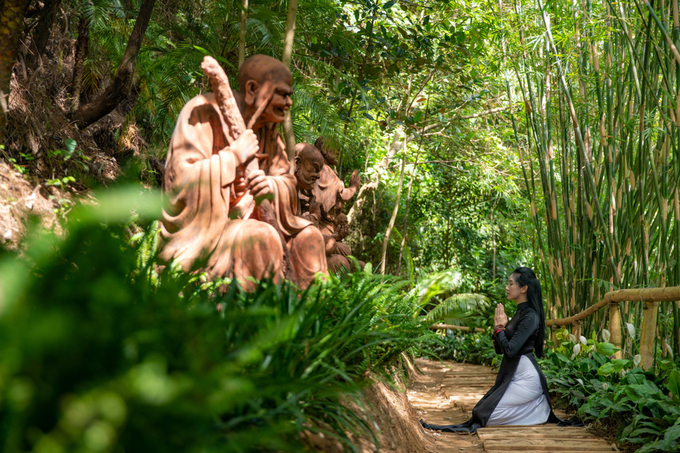 Con đường trúc đặt các tượng La Hán. (Ảnh: Minh Sơn/Vietnam+)