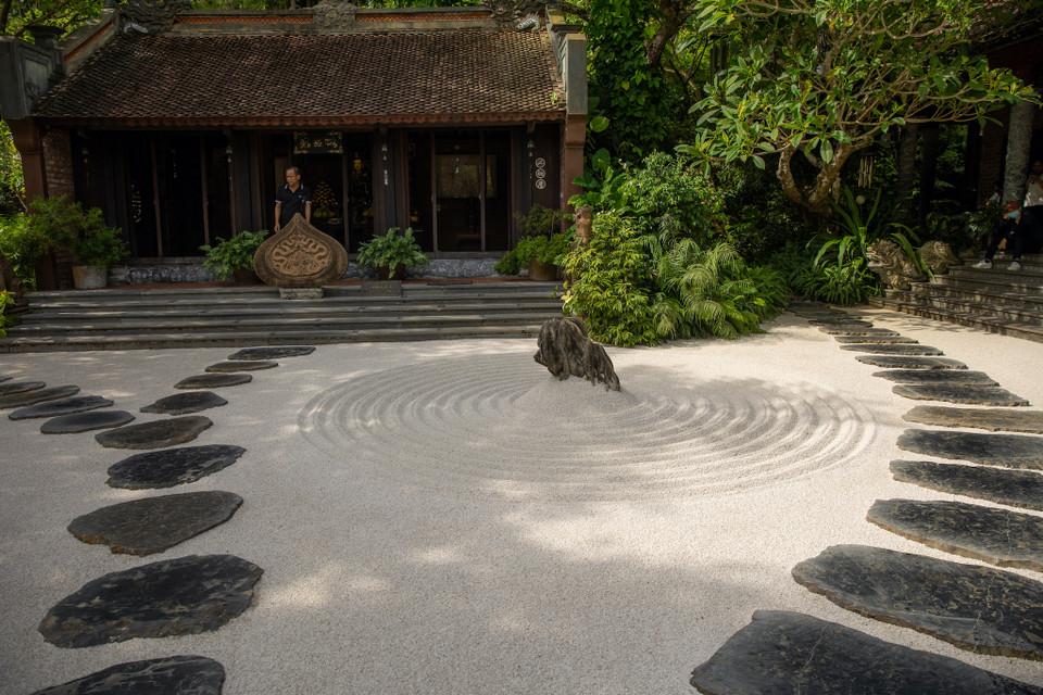 Bên phải tòa Tam bảo là nhà thờ Tổ, nơi thờ 42 đời tổ sư từng trụ trì tại chùa. Ngoài ra, trong chùa còn có tòa điện nhỏ thờ Phật Bà Quan Thế Âm, Đức Ông và Đức Thánh Hiền, khu nhà ở (dành cho Tăng ni, Phật tử ở trong chùa), khu giảng đường, khu nhà khách. (Ảnh: Minh Sơn/Vietnam+)