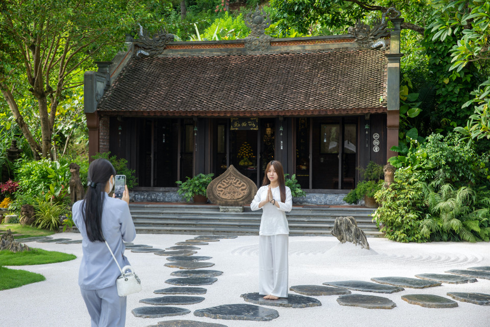 Sỏi trắng mang ý nghĩa của sự thiền định. Dạo trong khuôn viên chùa, nhìn những viên sỏi trắng tinh khiến cho lòng người trở nên thanh thoát. (Ảnh: Minh Sơn/Vietnam+)