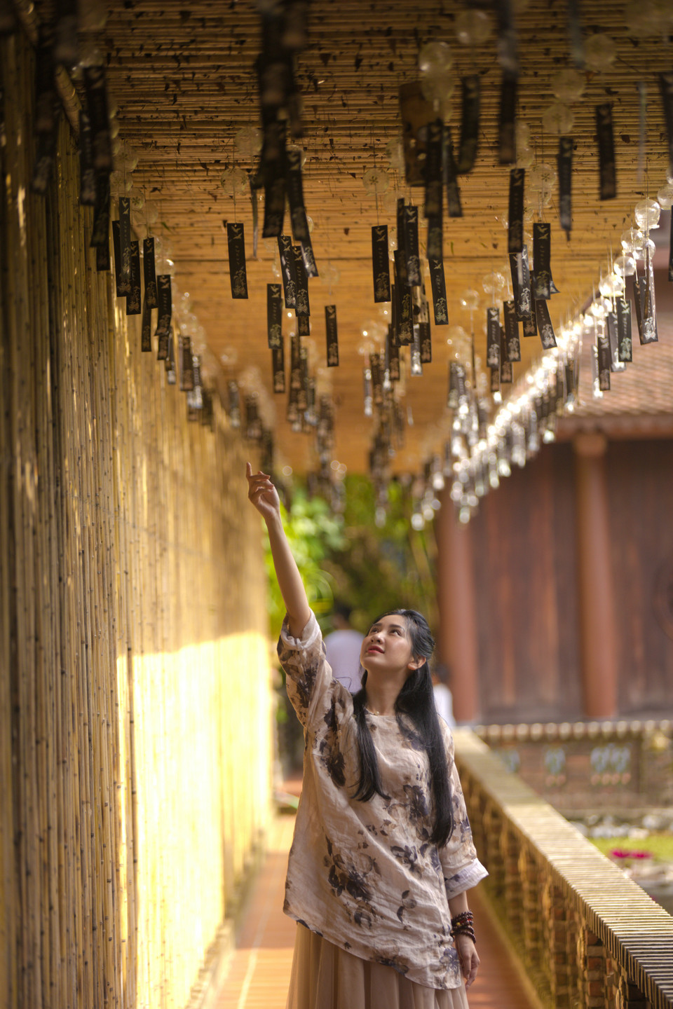 Mỗi khi có làn gió thổi qua, cả một con đường vang lên tiếng leng keng nhẹ nhàng, đầy thanh tịnh. (Ảnh: Minh Sơn/Vietnam+)