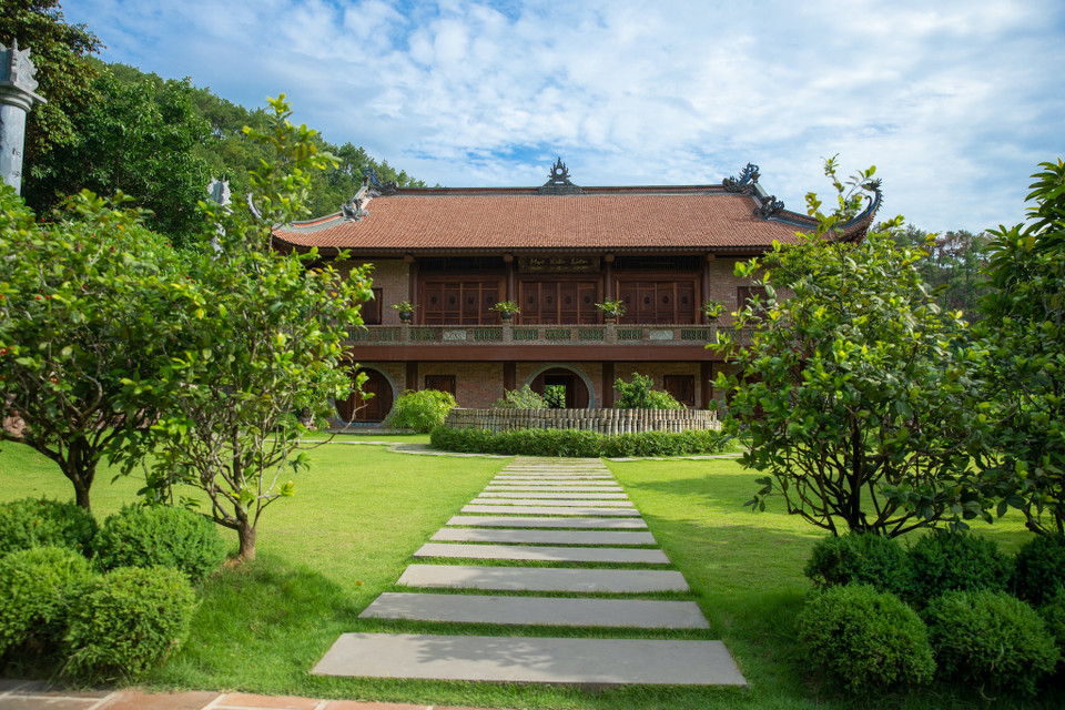 Khuôn viên thơ mộng với khung cảnh ao sen, vườn cây xanh ngắt, khu vực các công trình kiến trúc tuyệt đẹp mang âm hưởng cổ truyền sẽ cho du khách có được một bộ ảnh du lịch Hà Nam hấp dẫn. (Ảnh: Minh Sơn/Vietnam+)