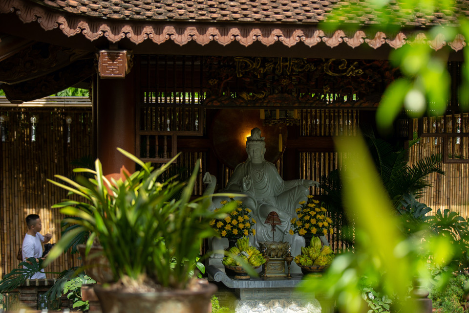 Vào tháng Sáu, Bảy hằng năm, Địa Tạng tổ chức các khóa tu mùa Hè. Đặc biệt vào 30/7 Âm lịch, nơi đây còn diễn ra hoạt động Lễ Vu Lan, lễ Vía ngài Địa Tạng Bồ Tát. Vào Tết Trung thu 15/8 Âm lịch, du khách có thể tới đây để ngắm trăng tròn trong khoảng không thênh thang. (Ảnh: Minh Sơn/Vietnam+)