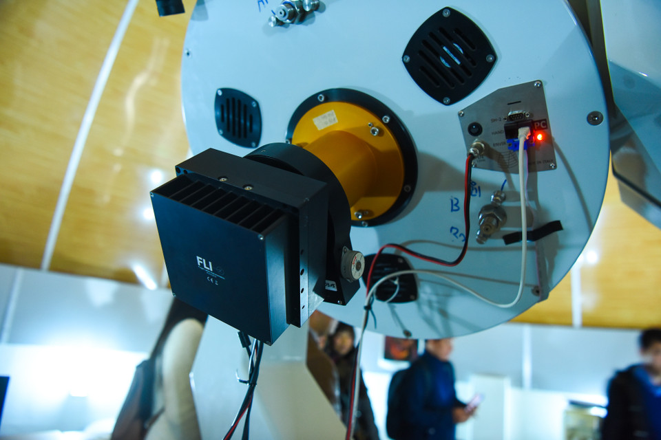 Đây là bộ xoay trường và máy ảnh chuyên dụng gắn tại tiêu diện của kính thiên văn phản xạ. (Ảnh: Minh Sơn/Vietnam+)