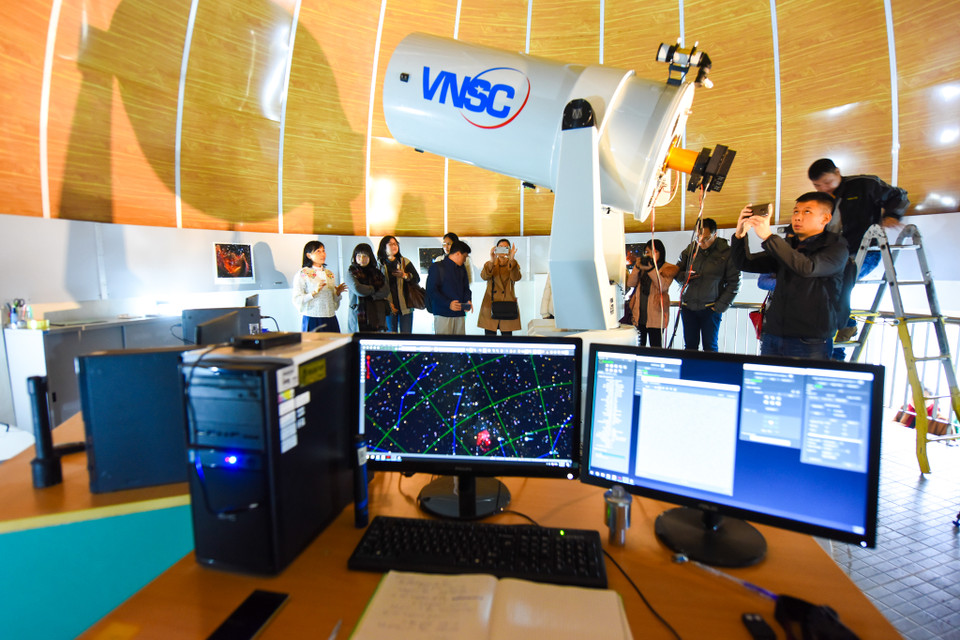 Trên bầu trời sẽ có nhiều đối tượng cần quan sát luôn chuyển động nên kính cũng tự động quay, ngẩng theo các góc độ khác nhau, đảm bảo nắm bắt được chuyển động của vật thể được tốt nhất. (Ảnh: Minh Sơn/Vietnam+)