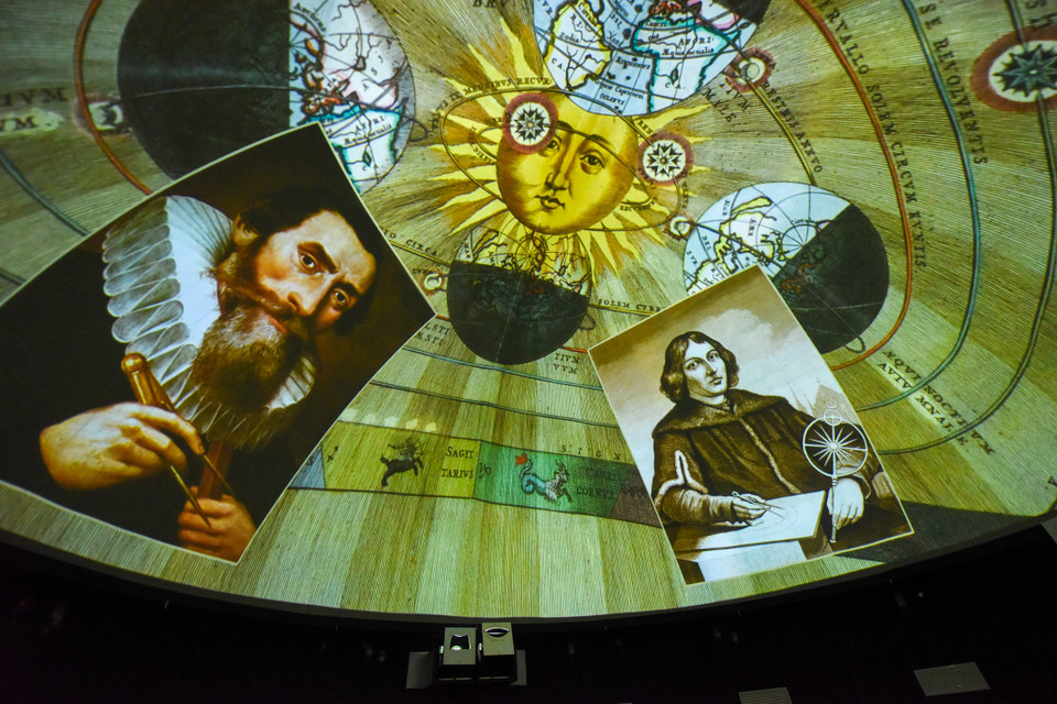 Khi trình chiếu các bộ phim có hình ảnh về không gian vũ trụ, hình ảnh và khung cảnh chân thực chuyển động liên tục khiến cho người xem cảm thấy 'như đang bay vào vũ trụ'. (Ảnh: Minh Sơn/Vietnam+)