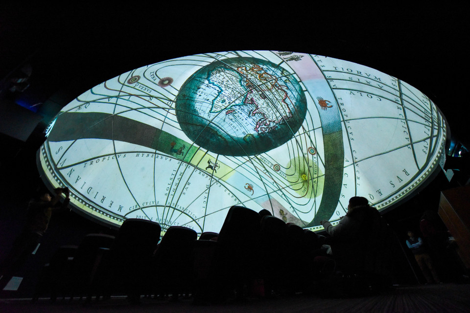 Nhà chiếu được trang bị hệ thống 6 máy chiếu độ phân giải cao mang lại hiệu ứng 3D chân thực về bầu trời và các vì sao. Hiệu ứng hình ảnh 3D đạt được xuất phát từ thiết kế dạng mái vòm của nhà chiếu hình kết hợp với việc bố trí các vị trí máy chiếu một cách phù hợp. (Ảnh: Minh Sơn/Vietnam+)