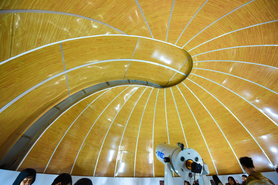 Mái che kính thiên văn trên đài quan sát cũng tự động xoay khi kính di chuyển theo chuyển động của vật thể trên bầu trời. Khẩu độ lớn cho phép nhìn thấy vật sáng mờ hơn gần 4.000 lần so với mắt thường. Kính thiên văn có độ phân giải 0,5 giây góc, tương đương khoảng cách cỡ 1km trên bề mặt Mặt Trăng. (Ảnh: Minh Sơn/Vietnam+)