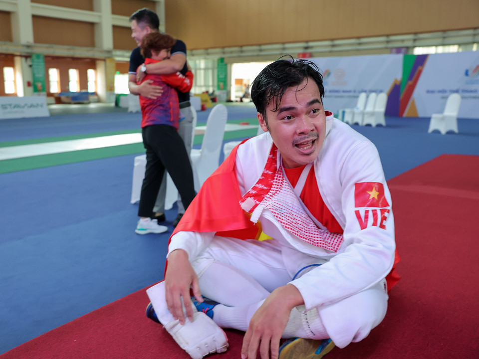 Nguyễn Tiến Nhật cho biết mình rất vui vì đã giành được tấm huy chương Vàng thứ 2 về cho tuyển đấu kiếm. Tiến Nhật cũng chia sẻ thêm đối thủ của anh đã tiến bộ rất nhiều sau 3 năm, những lần đụng độ trước Nguyễn Tiến Nhật đều thắng với tỷ số áp đảo. (Ảnh: Minh Sơn/Vietnam+)