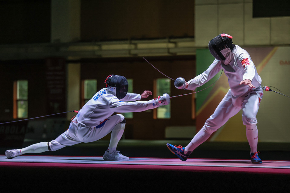 Tại ngày thi đấu 14/5, Nguyễn Tiến Nhật thắng cả 4 trận vòng bảng để tiến vào vòng loại trực tiếp. Tại vòng đấu loại trực tiếp, Tiến Nhật dành chiến thắng 15-10 trước đối thủ Mohamed Mohamad Roslan của Malaysia. (Ảnh: Minh Sơn/Vietnam+)